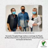 Vereador Douglas Kluge entrega Moção de Reconhecimento aos profissionais da saúde