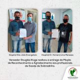 Vereador Douglas Kluge entrega Moção de Reconhecimento aos profissionais da saúde